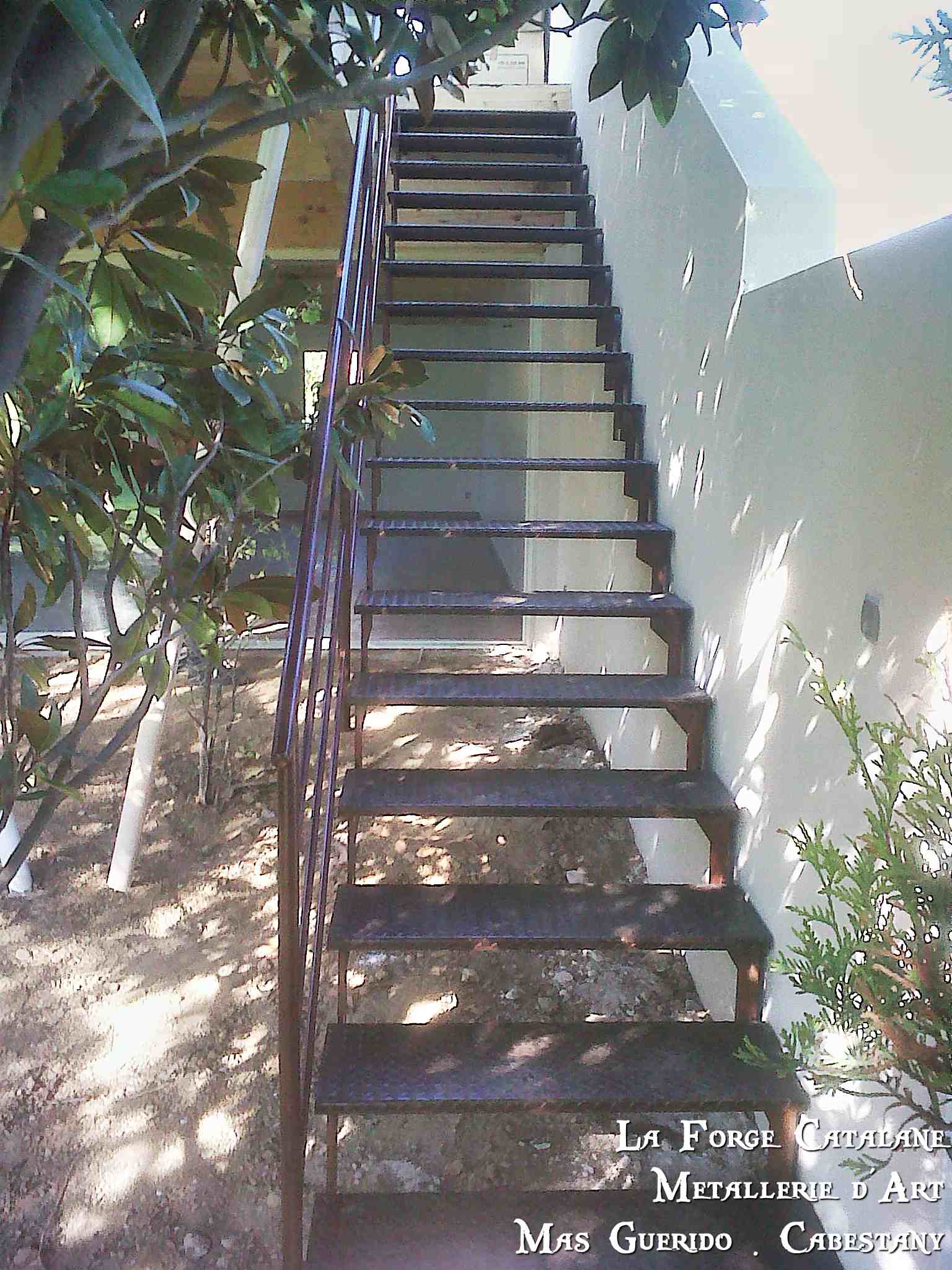 escalier exterieur marches en fer larmes pliees forge catalane.jpg